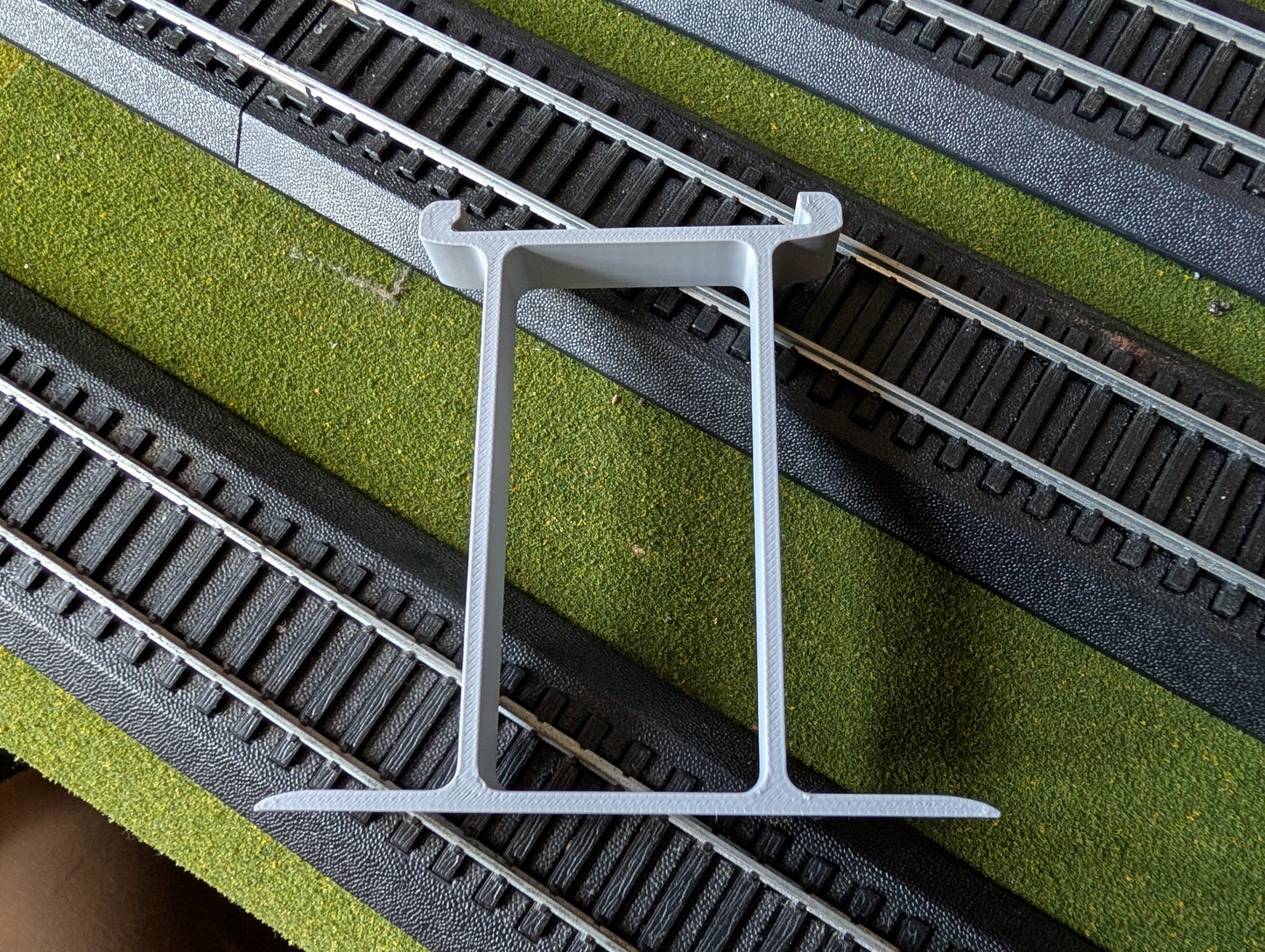 HO Scale Gray EZ Track Elevated Truss 12 Pack