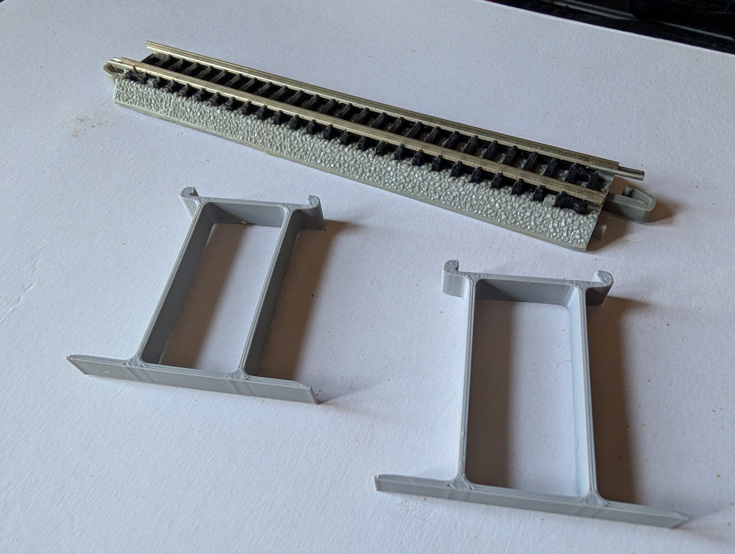 N Scale Gray EZ Track Elevated Truss 12 Pack